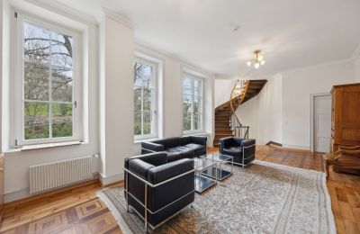 Historische Villa kaufen Biel/Bienne, Alpenstrasse 95, Bern, Vorraum mit kunstvoll verlegtem Tafelparkett