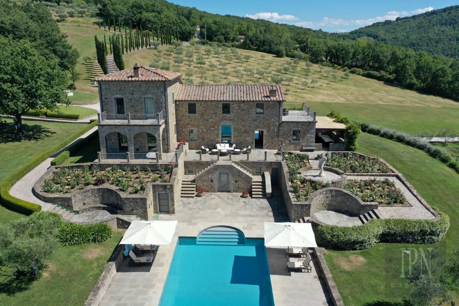 Fotos Panorama-Anwesen in Umbrien mit Villa, Gästehäusern und Olivenhain