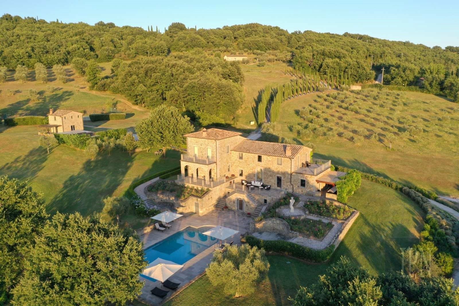 Fotos Panorama-Anwesen in Umbrien mit Villa, Gästehäusern und Olivenhain