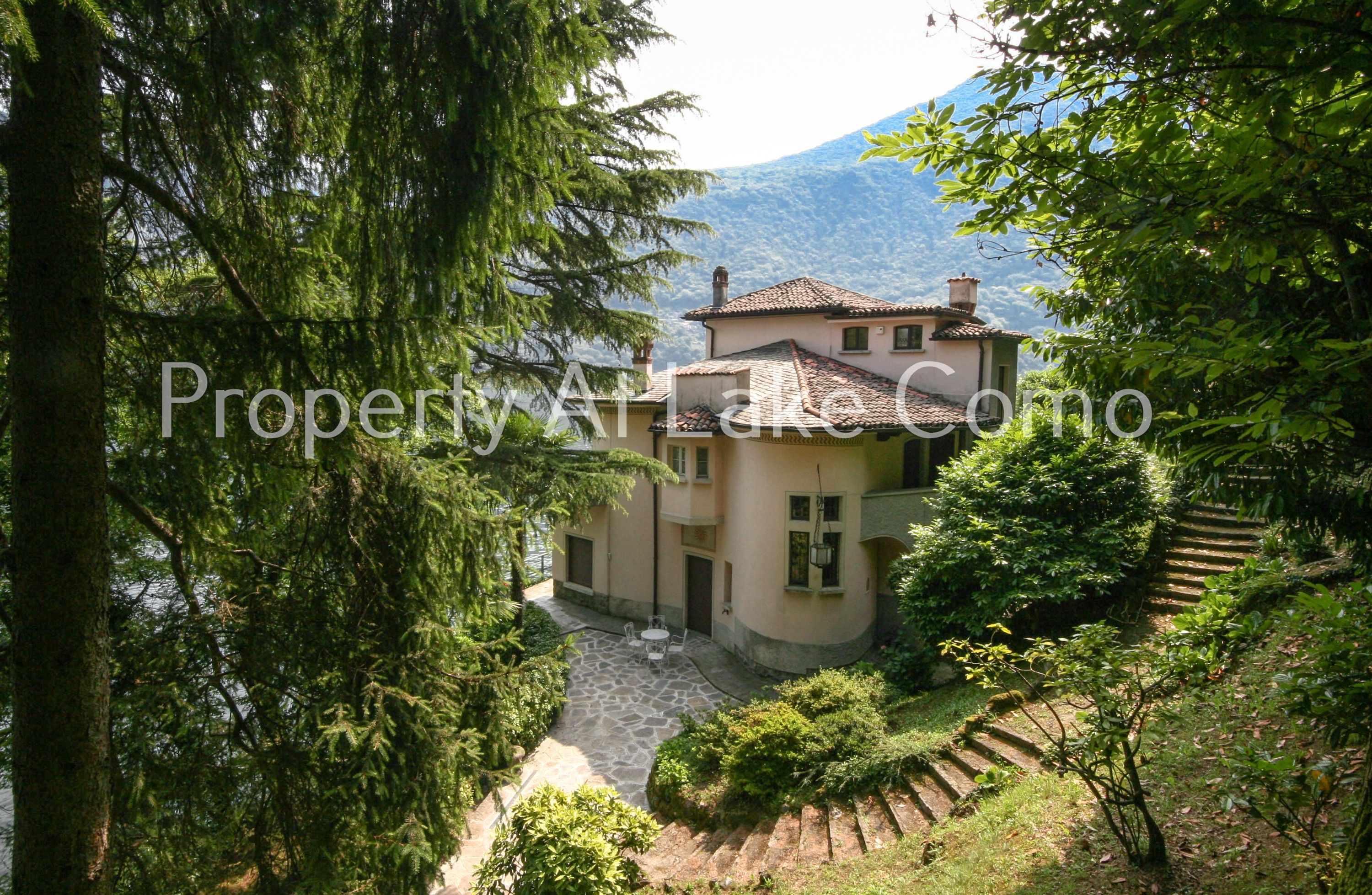 Fotos Comer See: Villa mit großem Garten, Bootsanleger und Blick auf Bellagio