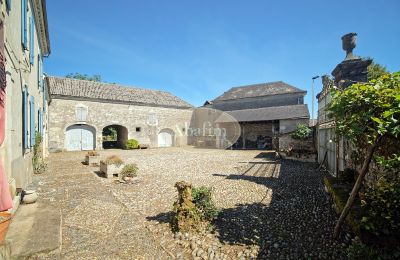 Historische Immobilie kaufen Nay, Neu-Aquitanien, Innenhof