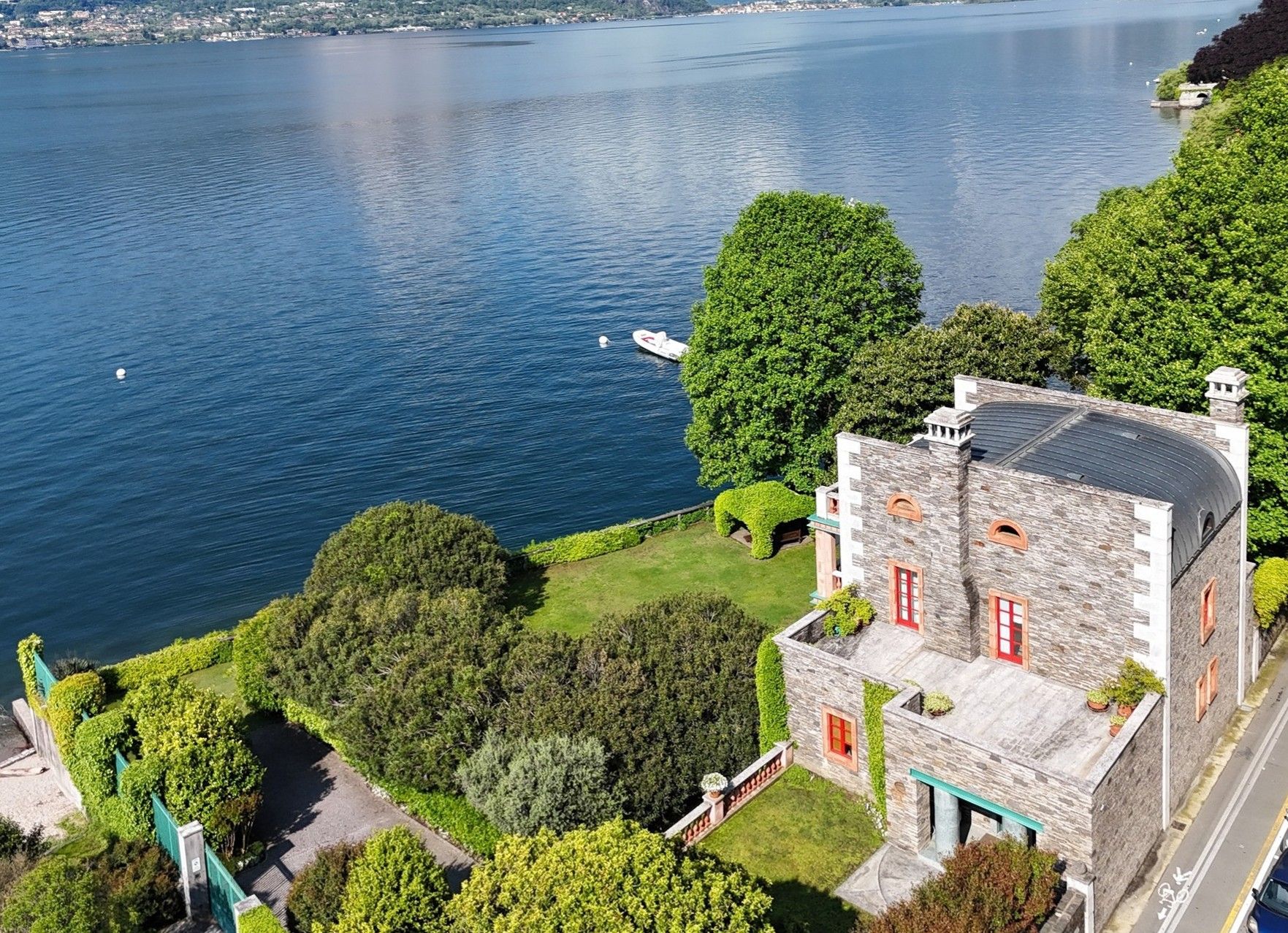 Fotos Seevilla mit privatem Bootssteg in Verbania – Architektenprojekt von Aldo Rossi am Lago Maggiore