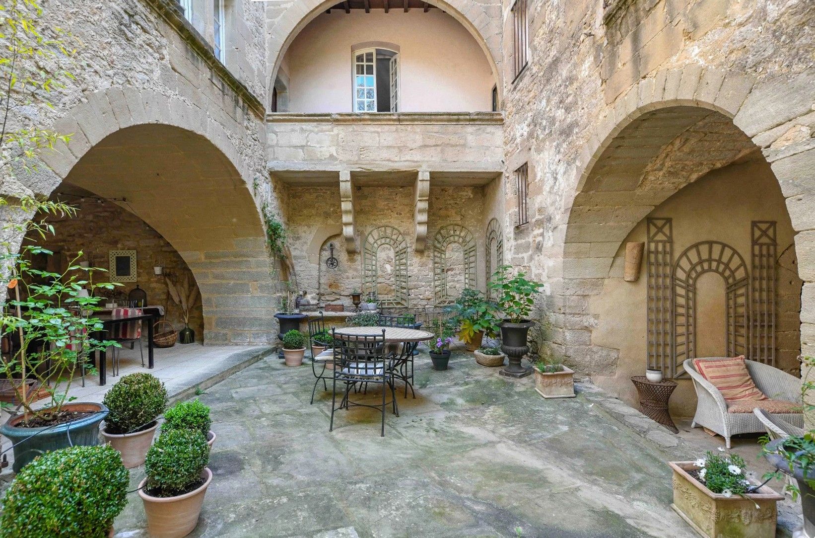 Fotos Historisches Herrenhaus mit Innenhof und 7 Suiten nahe Uzès