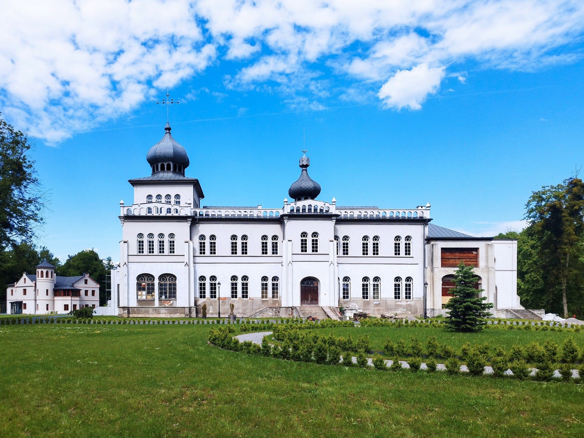 Fotos Maurisches Palais in Kleinpolen - Nebengebäude, Park und Teich, 10,6 Hektar Grund