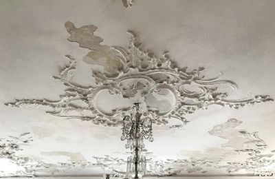Historische Anwesen, Renovierungsbedürftiges Schloss im Taubertal