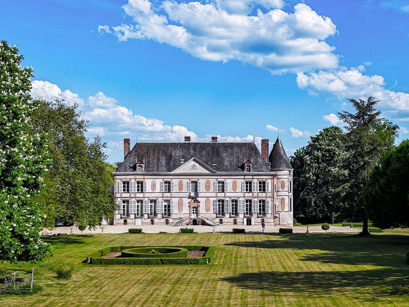 Fotos Schloss bei Sens – 40 ha, denkmalgeschützt, seit 700 Jahren in Familienbesitz