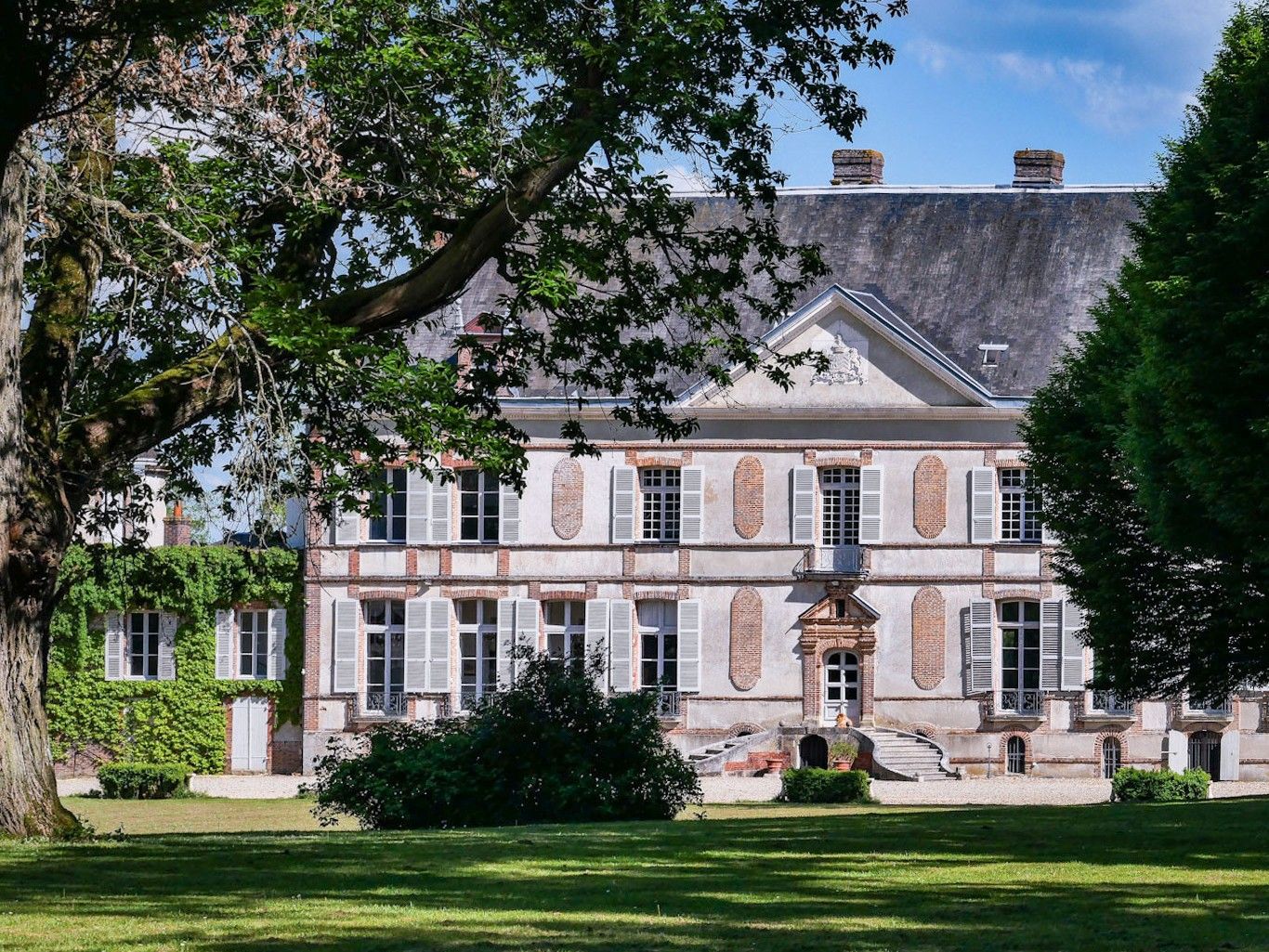 Fotos Schloss bei Sens – 40 ha, denkmalgeschützt, seit 700 Jahren in Familienbesitz