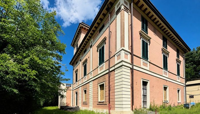 Villa in privater Lage mit Panoramablick - 5 Hektar und Nebengebäude