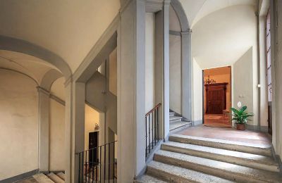 Stadtpalais kaufen Siena, Via di Pantaneto, Toskana, Großes Treppenhaus