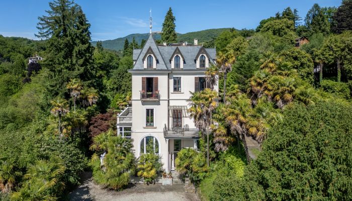 Historische Villa kaufen Luino, Lombardei,  Italien