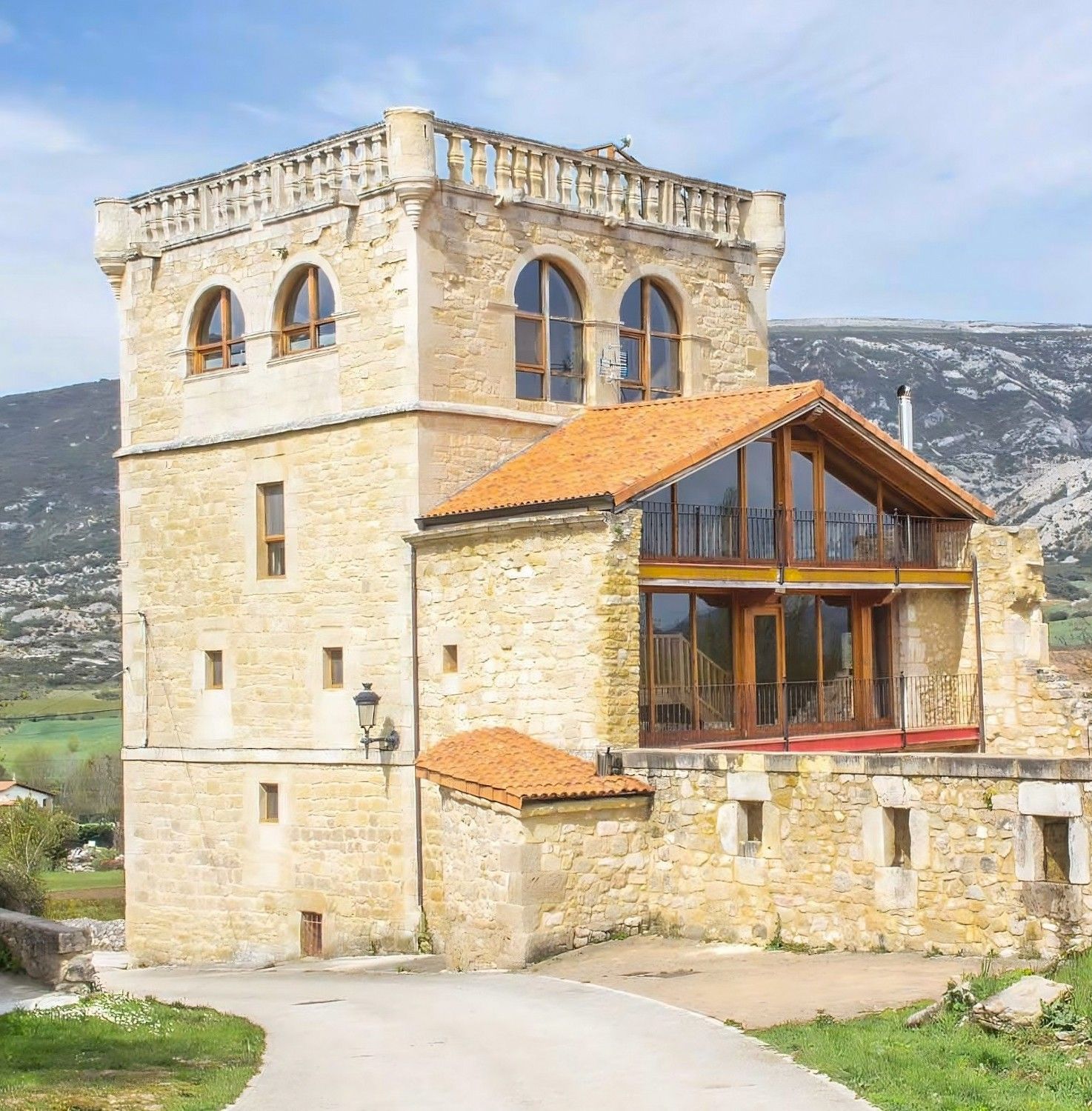 Fotos Turm mit angrenzendem Palast in Quintana de Valdivielso, Burgos - Ferienvermietung