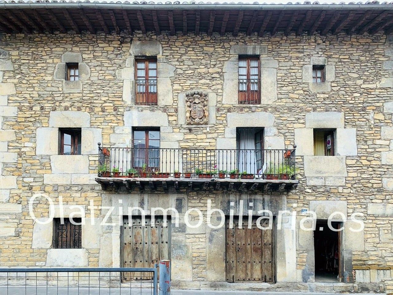 Fotos Herrschaftliches Haus mit Wappen im Baskenland