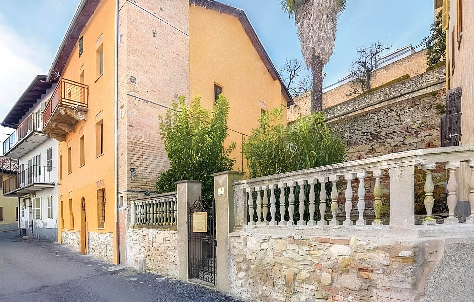 Fotos Haus aus dem 17. Jahrhundert mit Garten am Fuße des Castello di Murisengo im Piemont