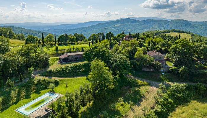 Toskana-Anwesen mit renoviertem Haupthaus, Gästeapartments und über 88 Hektar Land, Vertrauliches Immobilienangebot