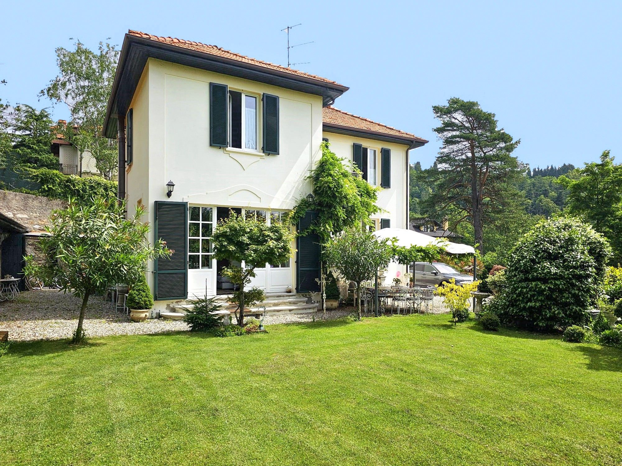 Fotos Kleine Villa oberhalb von Verbania mit traumhaftem Garten