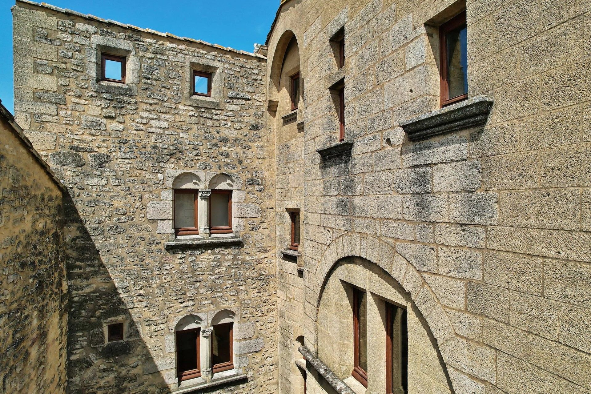Fotos Eindrucksvoll restaurierte Residenz mit Burgcharakter in dörflicher Lage