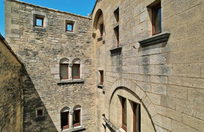 Historische Immobilien, Eindrucksvoll restaurierte Residenz mit Burgcharakter in dörflicher Lage