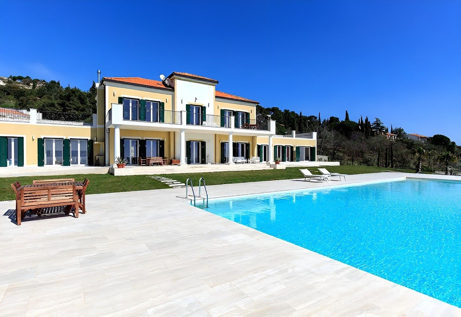 Fotos Villa in Cipressa an der ligurischen Riviera mit Panoramablick auf das Meer