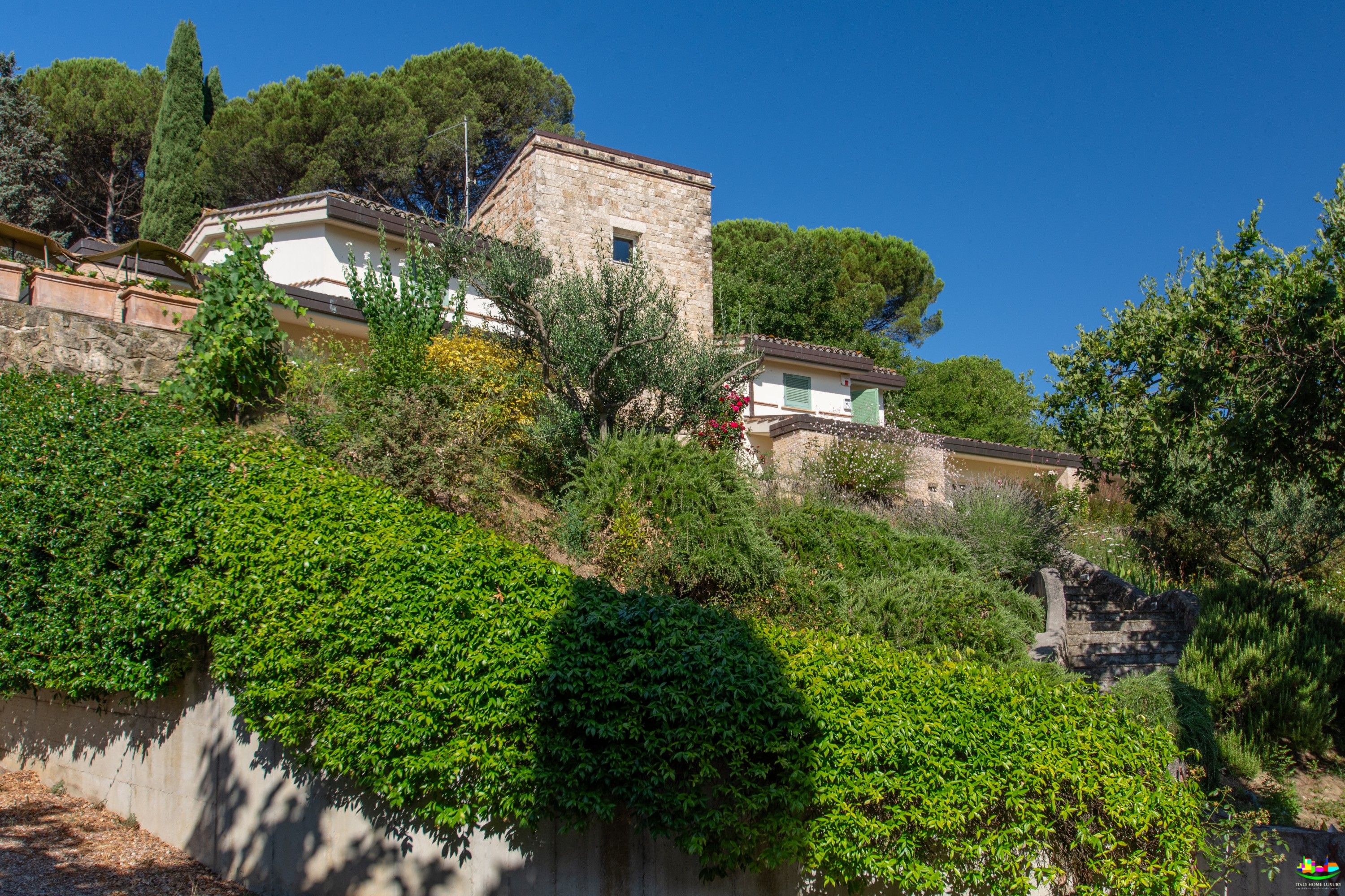 Fotos Landhaus mit historischem Taubenturm und Pool in Perugia