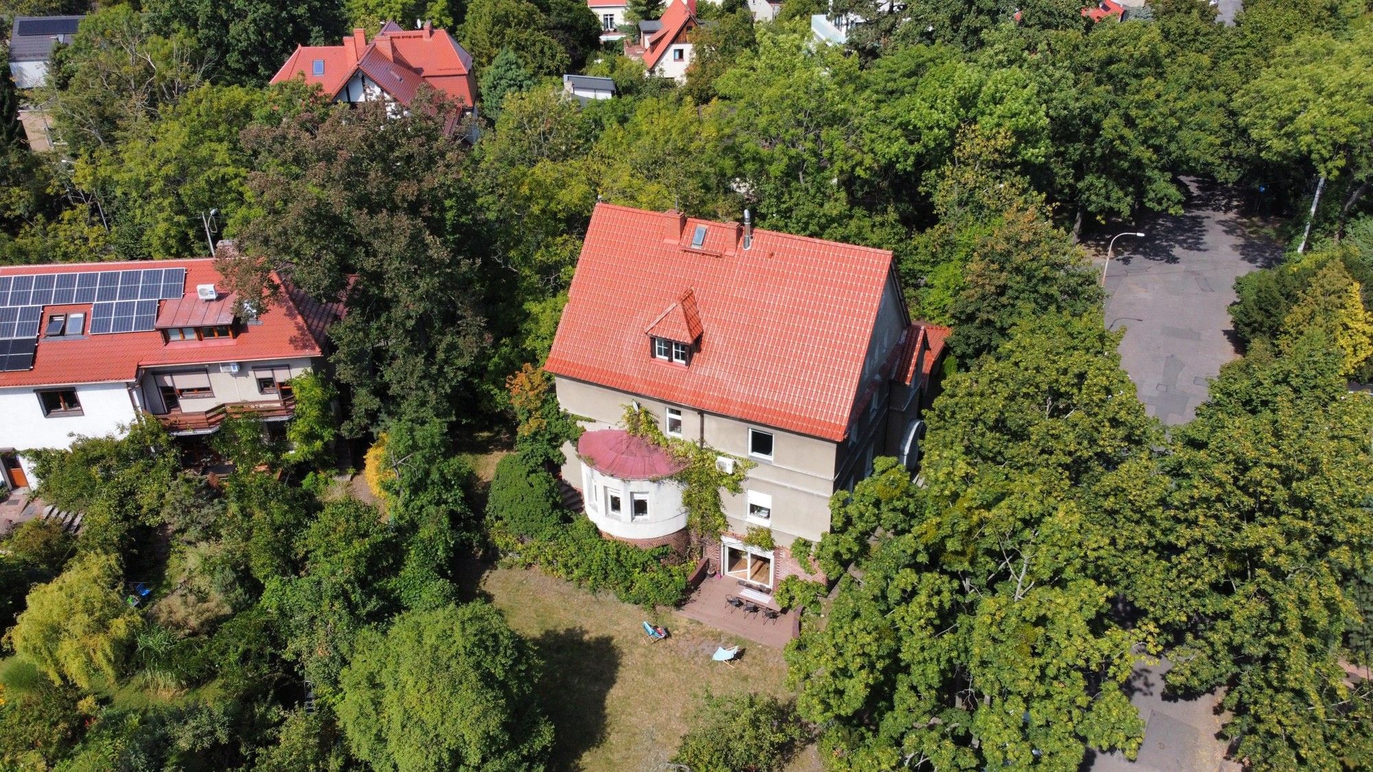 Fotos Villa von 1919 in Breslau mit Garten und Gewerbeeinheit