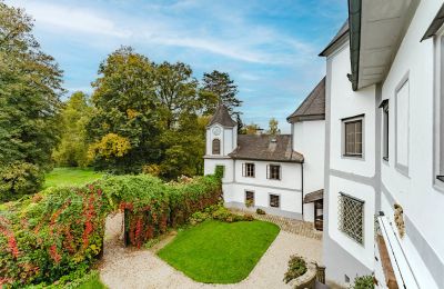 Schloss kaufen 4693 Desselbrunn, Oberösterreich, Bezaubernd schmiegt sich die Kapelle an das Ensemble