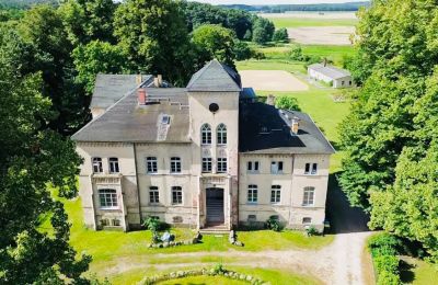 Historische Anwesen, Gutshaus Kobrow in Mecklenburg - Restaurierte Gutshaushälfte steht zum Verkauf