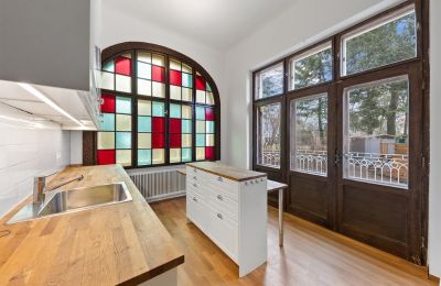 Historisk villa till salu Währing, Wien, Die charmante Küche mit farbigen Bleiglas-Fenstern