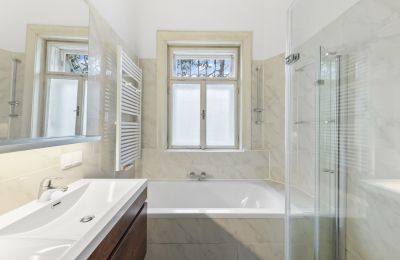 Historisk villa till salu Währing, Wien, Das Tageslicht-Badezimmer
