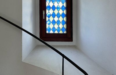 Schloss kaufen 84375 Kirchdorf am Inn, Hofmarkstraße 2, Bayern, Treppenhaus: bleiverglaste Fenster