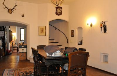Schloss kaufen 84375 Kirchdorf am Inn, Hofmarkstraße 2, Bayern, 1. Stock: Esszimmer mit Blick zu Küche und interner kleinen Wendeltreppe
