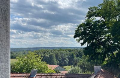 Schloss kaufen 84375 Kirchdorf am Inn, Hofmarkstraße 2, Bayern, Treppenhaus: Blick aus Turmzimmer nach Österreich