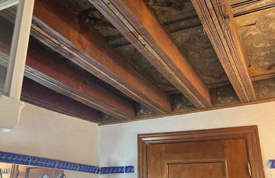 Lägenhet i historisk byggnad till salu Toledo, Amador de los Ríos 2, Castilla-La Mancha, Dekorativa träpaneltak