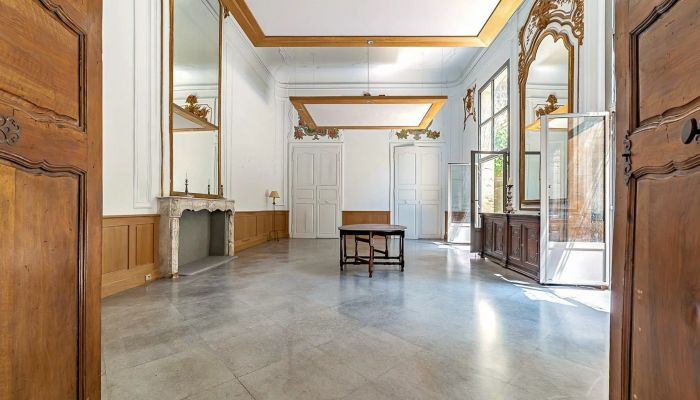 190 m² Apartment mit Garten in historischer Residenz