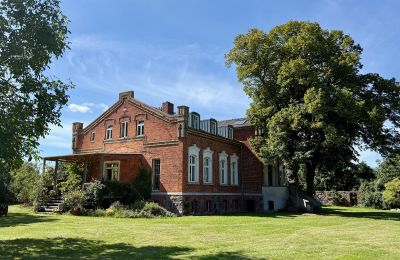 Herrenhaus/Gutshaus kaufen Brandenburg, Gutshaus links - Terasse
