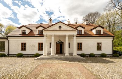 Historische Anwesen, Rekonstruiertes Herrenhaus im Norden von Warschau, 6 Hektar Park, Nebengebäude und Teich