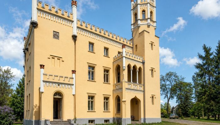 Gutshaus der Neogotik im historischen Schlesien