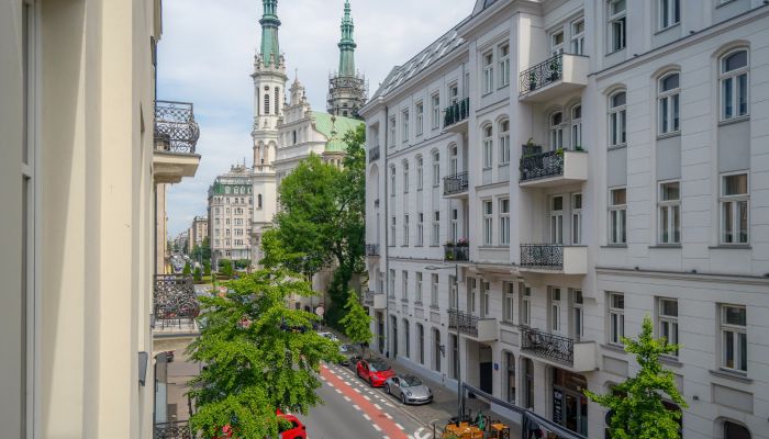 Dreizimmerwohnung in einem historischen Zinshaus im Zentrum von Warschau
