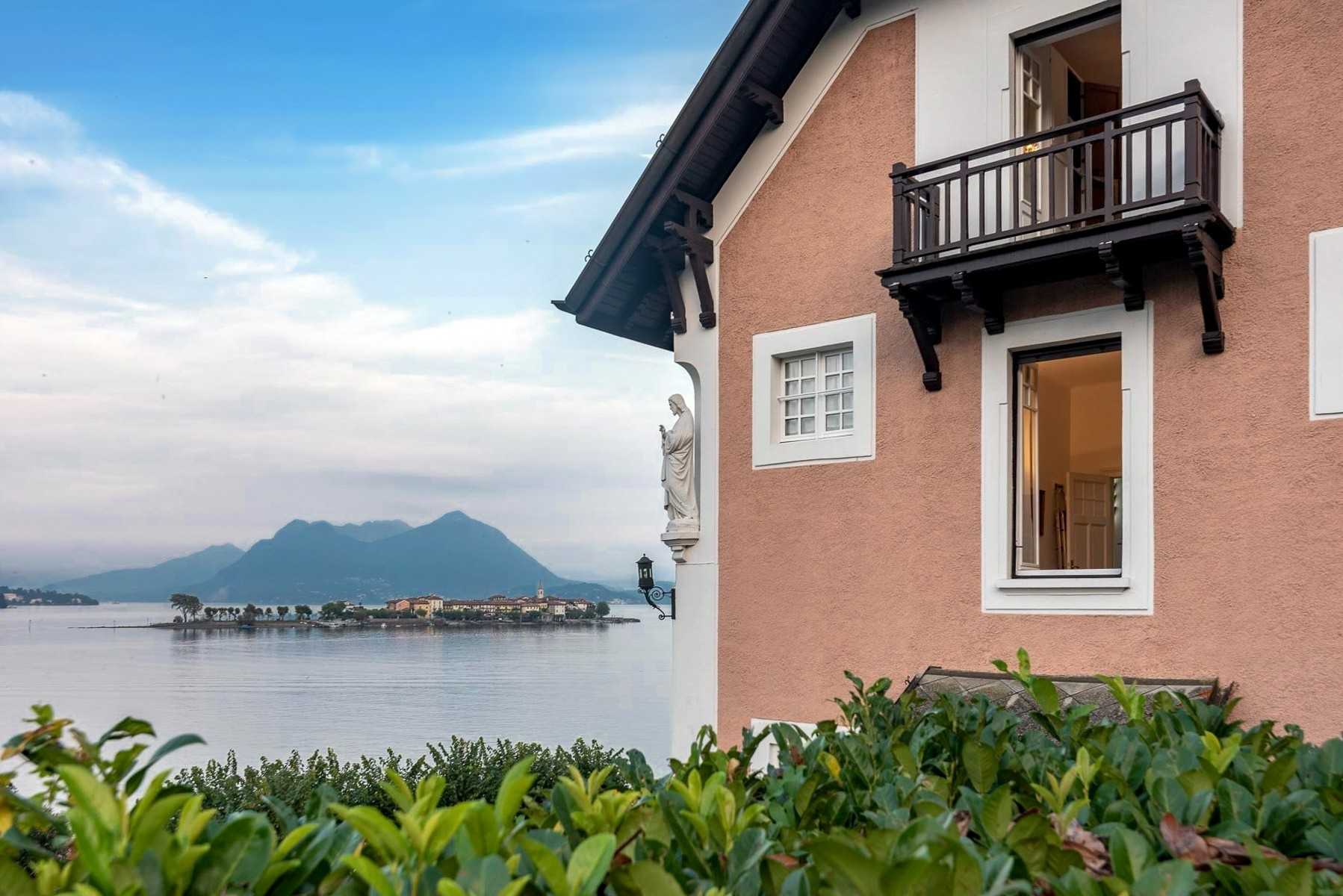 Fotos Villa in Baveno am Ufer des Lago Maggiore mit Bootsanleger