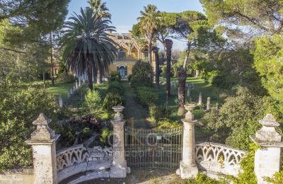 Charakterimmobilien, Imposantes Herrenhaus in Apulien mit Garten und Olivenhain
