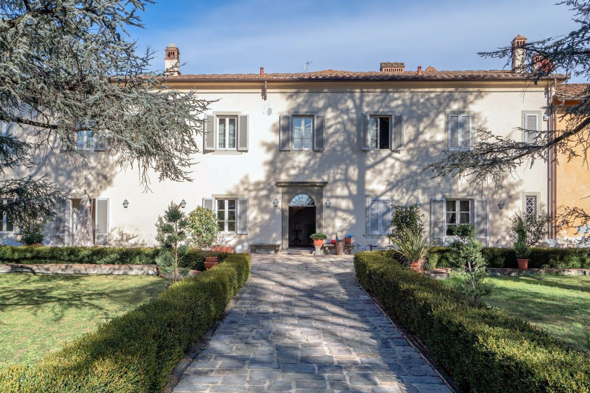 Fotos Geschichtsträchtige Villa mit Pool und Nebengebäude