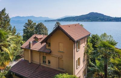 Charakterimmobilien, Repräsentatives Anwesen mit Villa und Nebengebäude, direkt am Lago Maggiore