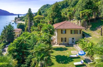 Historische Immobilien, Villa mit Park und Privatstrand am Lago Maggiore