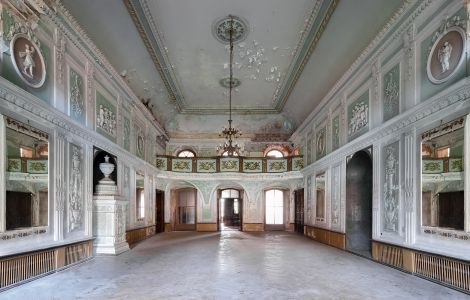  - Unsanierter Ballsaal im Schloss