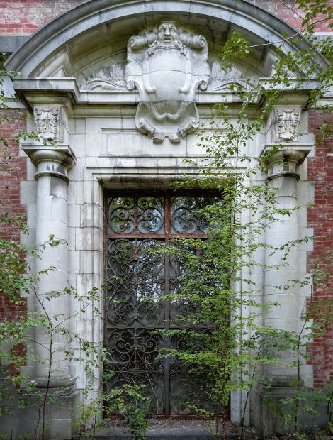  - Schlossruine in Wallonien: Portal