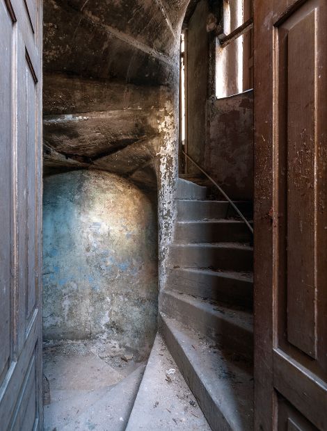  - Treppenturm in der verfallenen Villa Biermann, Gera