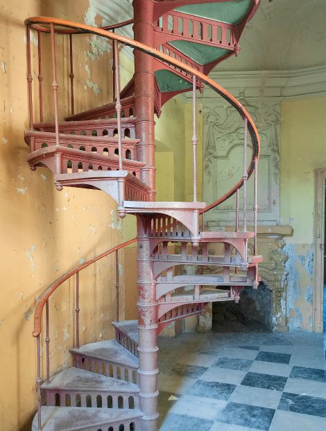 Drogosze, Pałac w Drogoszach - Wendeltreppe im Schloss Dönhoffstädt