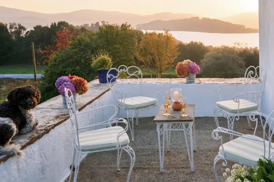 Pazo Brandaliz in Galicien: Terrasse mit Blick auf die Bucht