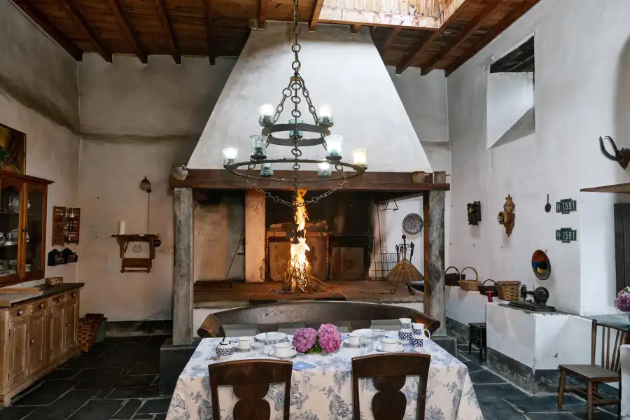 Herrenhaus in Galicien: Traditionelle Küche mit Kamin