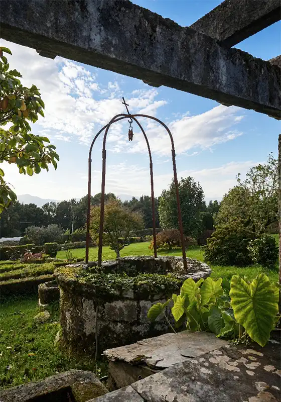 Pazo Brandaliz in Galicien: Alter Brunnen im Garten