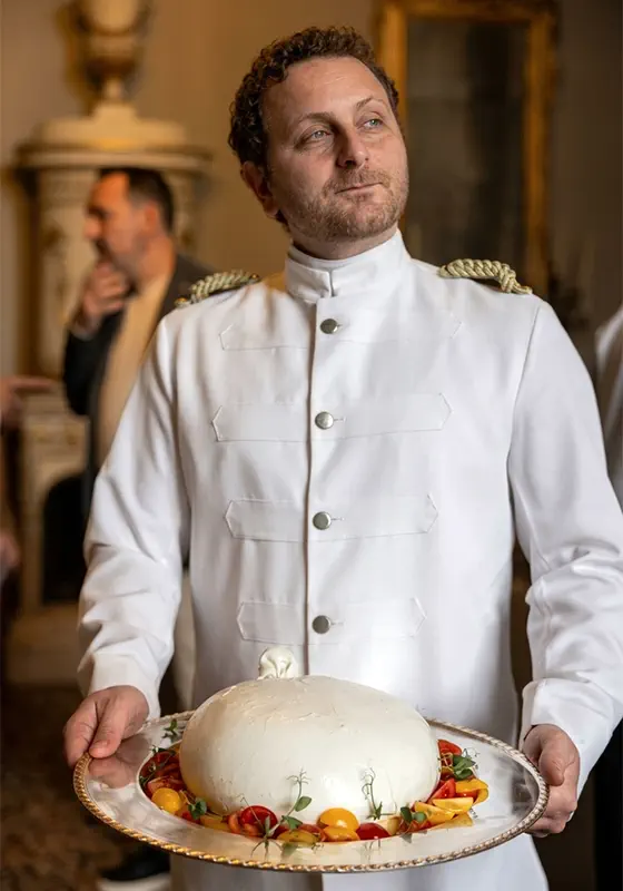 Camisa Essential, Kellner präsentiert eine große Burrata auf einer verzierten Silberplatte